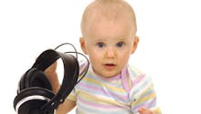 Près de 10 % des enfants de moins de deux ans s’endorment  avec des écouteurs