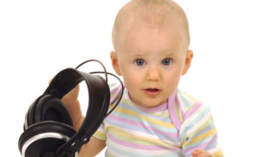 Près de 10 % des enfants de moins de deux ans s’endorment  avec des écouteurs