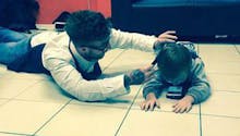 Royaume-Uni : un coiffeur réalise sa première coupe de
  cheveux à un enfant autiste