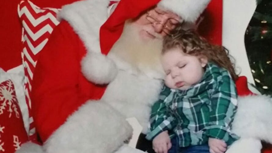 La photo émouvante d’un père Noël avec un enfant        épileptique