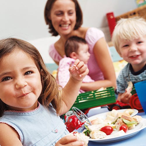 Pour lutter contre l’obésité infantile, apprenez-lui à
  manger lentement