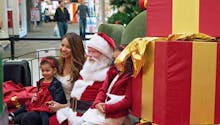 Vidéo émotion : le père Noël exauce le vœu le plus cher  d’une petite fille