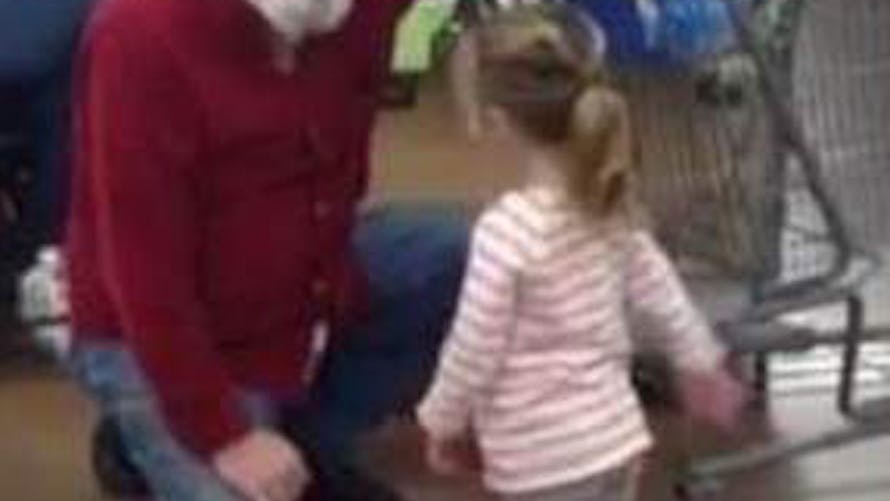 Une fillette confond le client d'un magasin avec le père  Noël (vidéo)