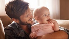 Congé parental : les joies et les difficultés vues par un papa