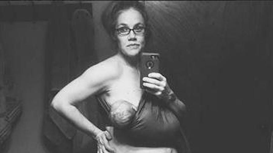 Facebook : la photo d'une maman qui allaite fait le
  buzz