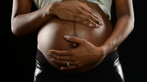 Masque de grossesse, vergetures… Comment prendre soin de sa peau noire pendant la grossesse ?