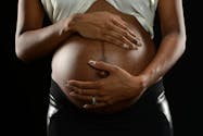 Masque de grossesse, vergetures… Comment prendre soin de sa peau noire pendant la grossesse ?