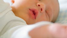 Les agences d’adoption américaines recherchent des
  personnes pour câliner les bébés