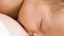 Vidéo : découvrez comment le nouveau-né rampe vers le sein
  de sa mère
