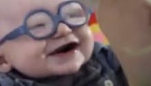 Vidéo : l’émouvante réaction d’un bébé malvoyant qui voit
  sa mère pour la première fois