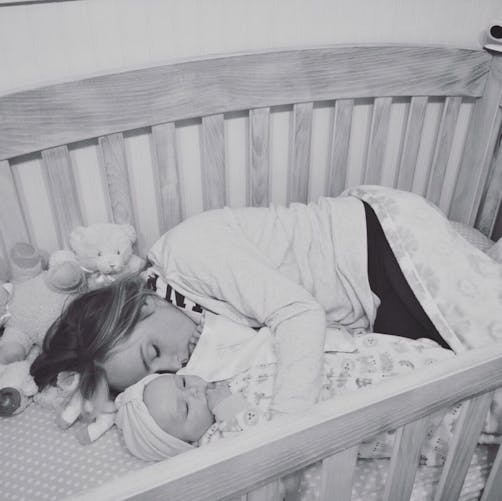 Photo : une maman s'endort dans le lit de son bébé