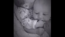 Vidéo : un des jumeaux calme l'autre qui pleure