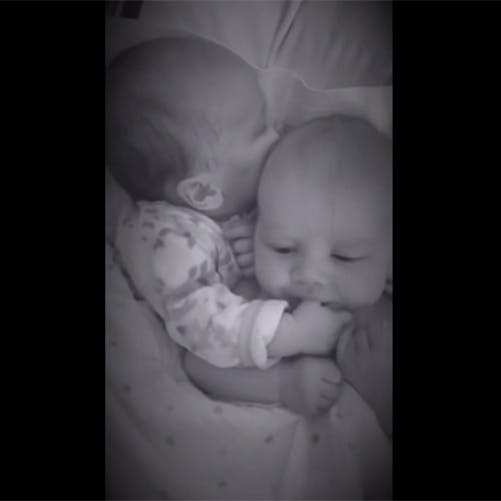 Vidéo : un des jumeaux calme l'autre qui pleure