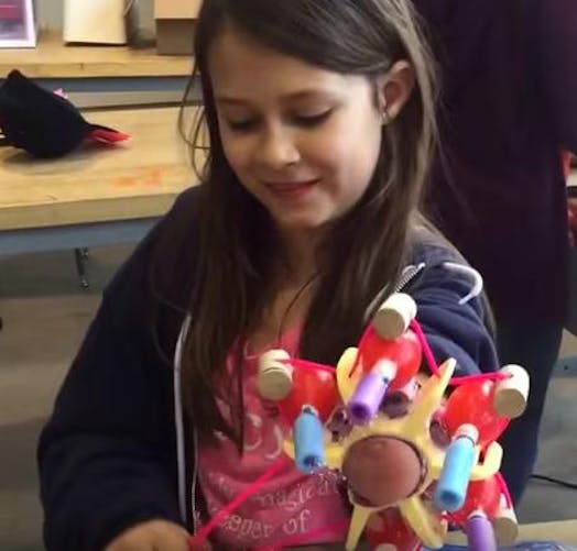 A 11 ans, elle se construit une prothèse bionique qui
  projette des paillettes