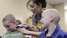 Des enfants se rasent la tête pour soutenir leur camarade
  atteint d'un cancer