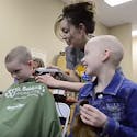 Des enfants se rasent la tête pour soutenir leur camarade
  atteint d'un cancer