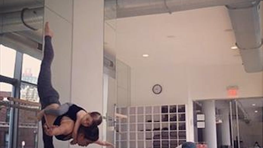 Une maman, artiste du Cirque du Soleil, poste de super
  photos et vidéos où elle s’entraîne avec sa fille sur le
  dos