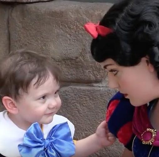 Vidéo : un petit garçon autiste tombe sous le charme
  de Blanche-Neige à Disney World