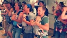 La vidéo virale de papas dansant avec leur bébé