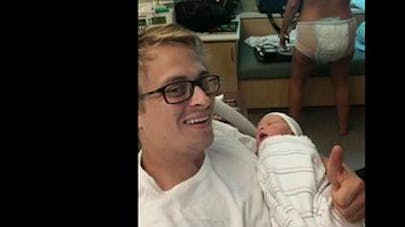 Gratuit Images Accouchement Une Maman Porte Une Couche Sur Une Photo Parents Fr dernière salutations