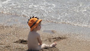 Une famille rappelée à l’ordre parce que son bébé était nu
  sur la plage