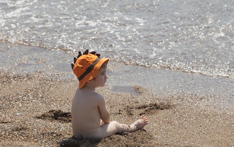 Une Famille Rappelee A L Ordre Parce Que Son Bebe Etait Nu Sur La Plage Parents Fr Une Famille Rappelee A L Ordre Parce Que Son Bebe Etait Nu Sur La Plage Parents Fr