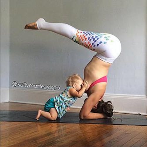 Une maman allaite sa fille en pleine posture de  yoga