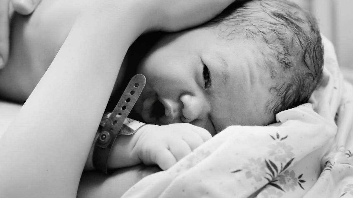 Un Papa Recoit Une Facture Pour Avoir Fait Du Peau A Peau Avec Son Bebe Parents Fr Un Papa Recoit Une Facture Pour Avoir Fait Du Peau A Peau Avec Son Bebe Parents Fr