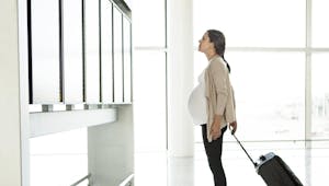 Quelles sont les précautions à prendre quand on veut voyager enceinte ? 