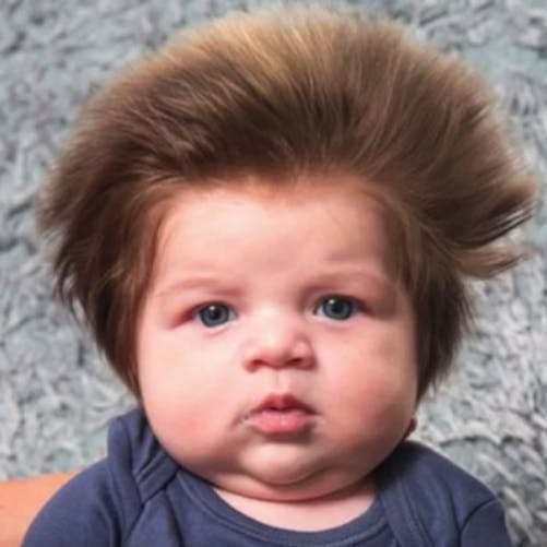 Ce bébé de 2 mois fait sensation avec sa chevelure
  impressionnante