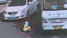 Un policier sauve la vie d’un enfant qui joue sur la route
  (VIDEO)