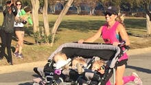 Une maman court un semi-marathon avec ses triplés dans la
  poussette
