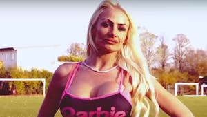 Une maman, sosie de Barbie, met 20 000 euros de côté pour que sa fille de 12 ans puisse refaire ses seins !