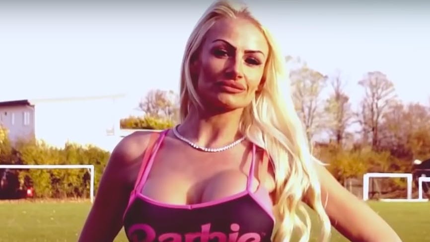 Une maman, sosie de Barbie, met 20 000 euros de côté pour que sa fille de 12 ans puisse refaire ses seins !