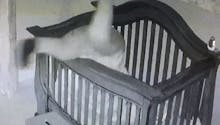 Hilarant : une grand-mère tombe dans le lit en couchant bébé (VIDEO)