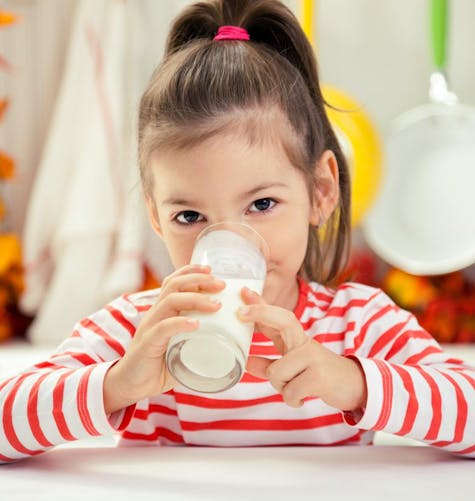 Les enfants qui boivent du lait entier sont plus  minces