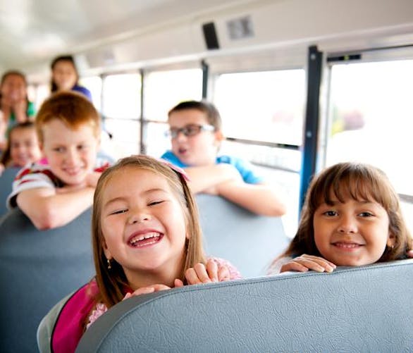 Une petite fille oubliée 8 heures dans un bus
  scolaire