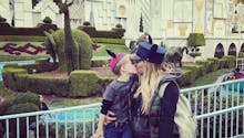 Hilary Duff crée la polémique en embrassant son fils sur  la bouche (PHOTO)