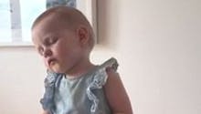 Trop chou : épuisée par les fêtes, cette petite fille
  s’endort à table (VIDEO)