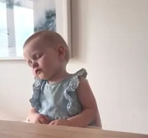 Epuisee Cette Petite Fille S Endort A Table Parents Fr Epuisee Cette Petite Fille S Endort A Table Parents Fr