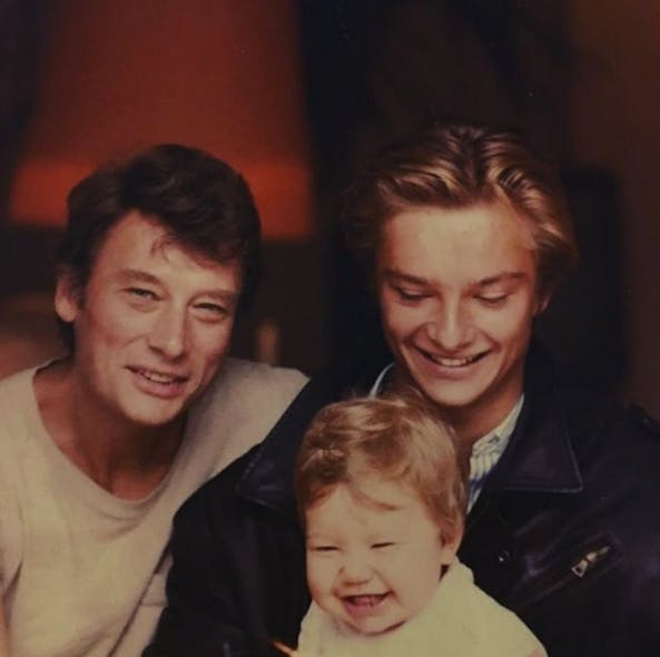 Avec son papa Johnny et son grand frère David