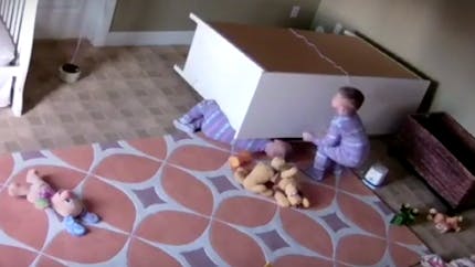 Un enfant de 2 ans sauve son frère jumeau (vidéo)