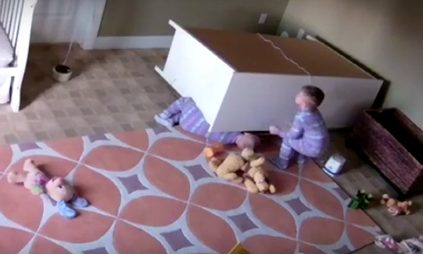 Un enfant de 2 ans sauve son frère jumeau (vidéo)