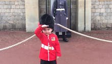 Mignon : ce petit garçon déguisé fait craquer un soldat de
  la Garde Royale britannique (VIDEO)