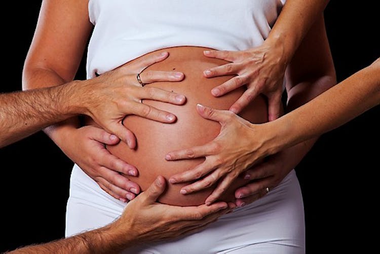 Ventre de femmes enceintes: cessons les standards irréalistes
