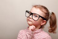 Pourquoi les petites filles se sentent-elles moins brillantes ?