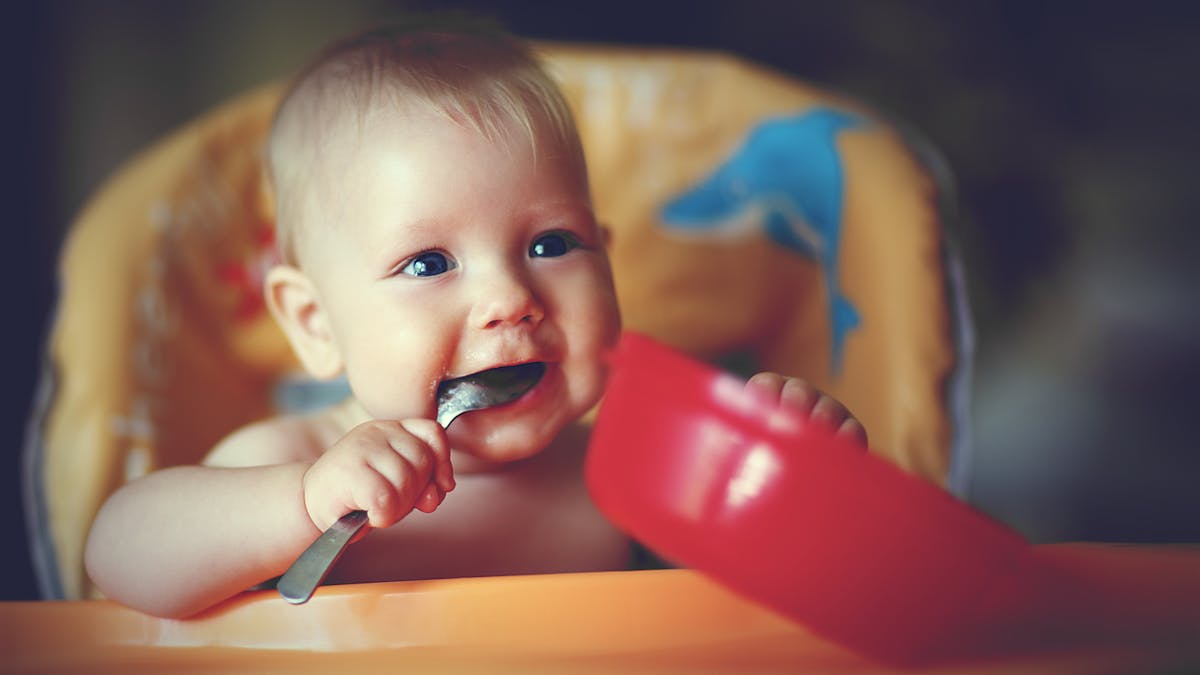 A Quel Age Bebe Commence A Manger Seul Parents Fr A Quel Age Bebe Commence A Manger Seul Parents Fr