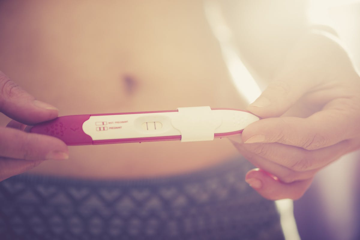 Comment faire un test de grossesse | PARENTS.fr