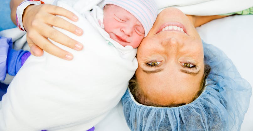 femme et bébé sourire post accouchement
