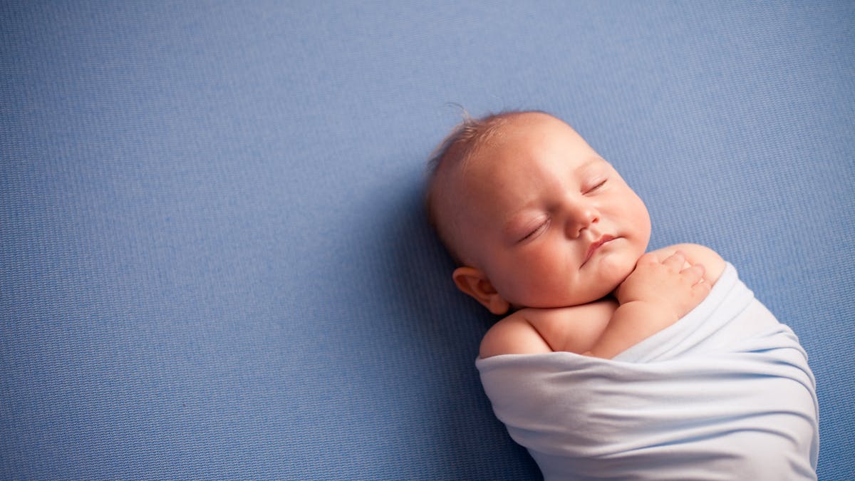 Emmaillotage Bebe Faut Il Emmailloter Son Bebe Parents Fr Emmaillotage Bebe Faut Il Emmailloter Son Bebe Parents Fr